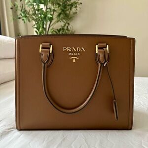 Prada Saffiano Lux - Medium
Handbag 1BA227 - Cannella Color